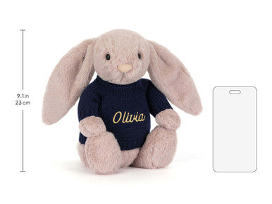 Bashful Luxe Bunny Rosa avec pull bleu marine personnalisé